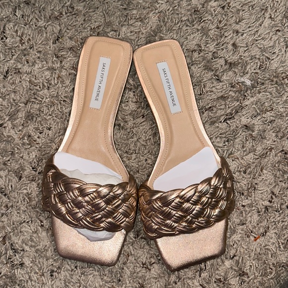NEW Saks - Metallic Gold Woven Braided Leather Slides Flat Sandal - Picture 1 of 3
